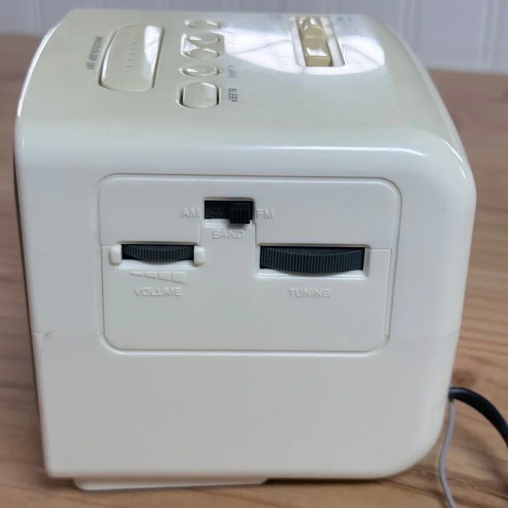 Sony Dream Machine ICF-C122 AM/FM Digital Clock Radio Vintage White Cube
